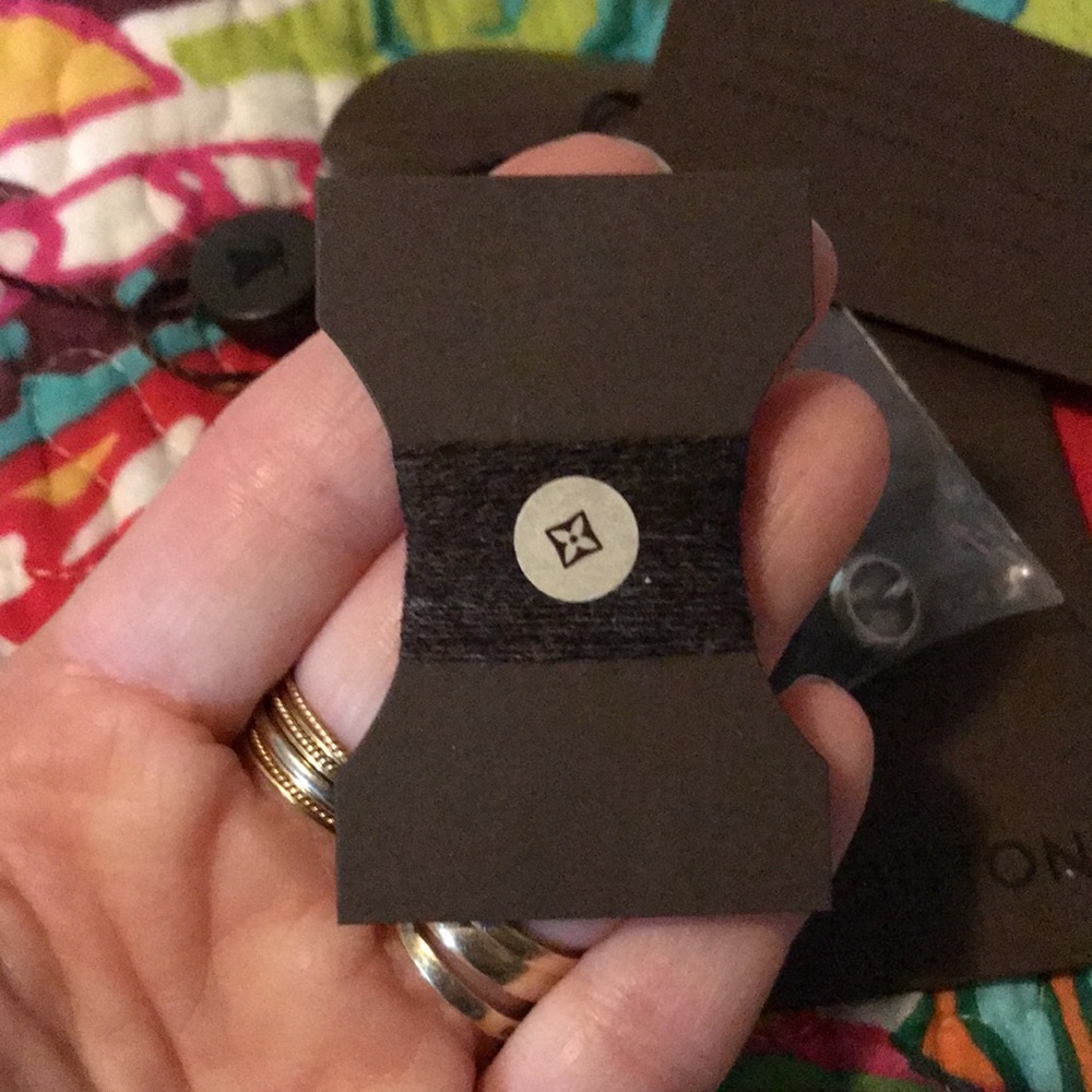 Louis Vuitton Extra Buttons & Thread - Picture 4 of 8